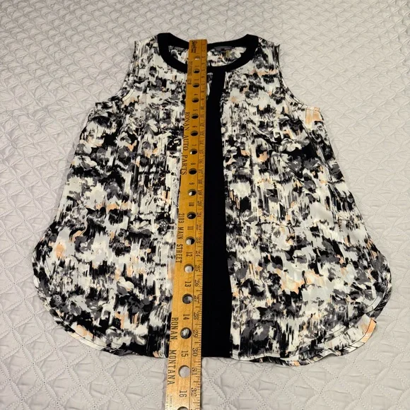 Vince Camuto Black & White Abstract Sleeveless Blouse - Size L - Picture 4 of 10
